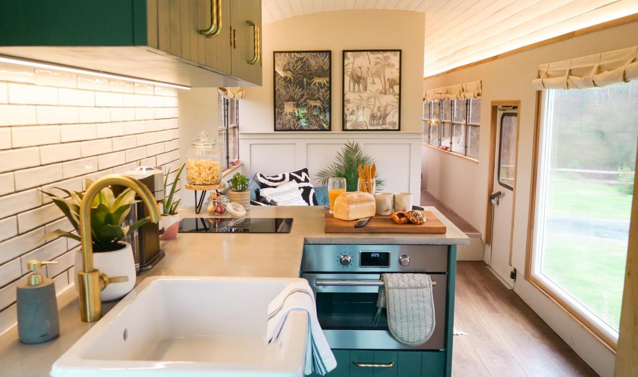 American School Bus Retreat With Hot Tub In Sussex Meadow Uckfield Exterior foto