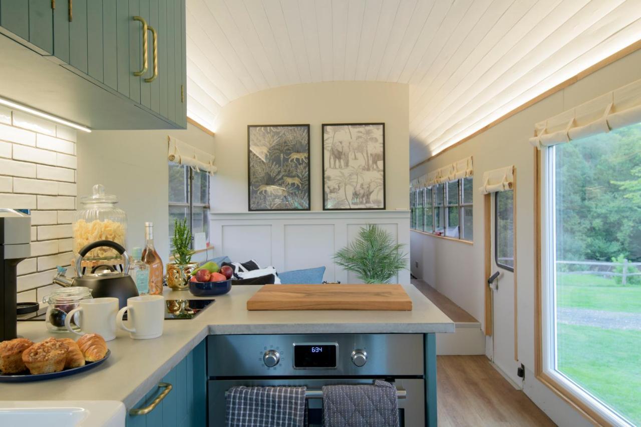 American School Bus Retreat With Hot Tub In Sussex Meadow Uckfield Exterior foto